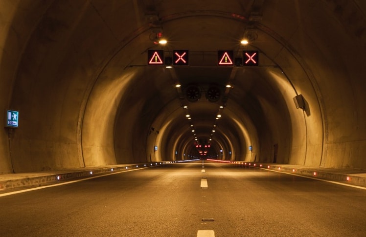 Mittels der neuen Innovation sollen zahlreiche Schadstoffe aus der Luft in Tunneln herausgefiltert werden © engin akyurt/Unsplash