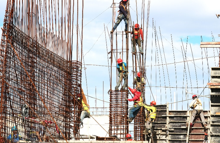 Arbeit am Neubau: anhaltend steigende Kosten machen sie teuer © Josue Isai Ramos Figueroa/Unsplash

