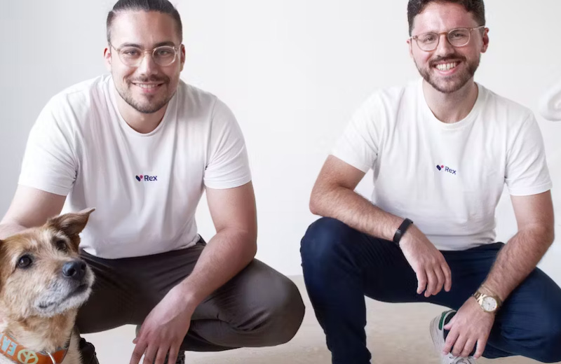 Die Gründer Jonathan Loesing (30, links) und Julian Lechner (31) wollen mit Rex eine moderne Tierarztkette in Deutschland aufbauen