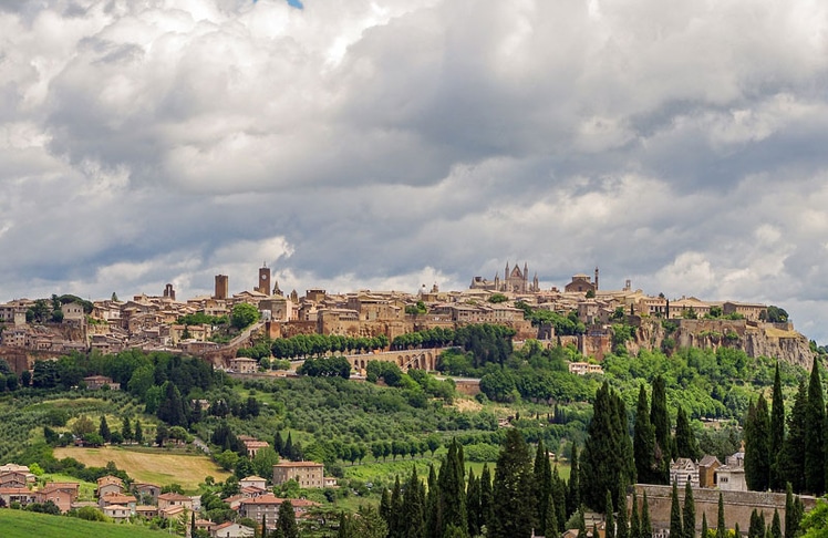 Das traumhafte Orvieto in Umbrien ist für seinen Weißwein und Olivenöl bekannt. Bild von Valter Cirillo auf Pixabay