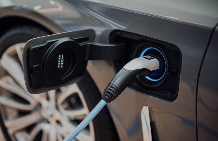Die Entwicklung der neuen Elektrode könnte elektrische Fahrzeuge langlebiger und leistungsstärkker machen © CHUTTERSNAP/Pexels