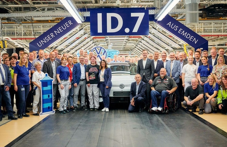 Für das Gruppenfoto nahmen Beschäftigte und Gäste den ID.7 in ihre Mitte. © Volkswagen AG