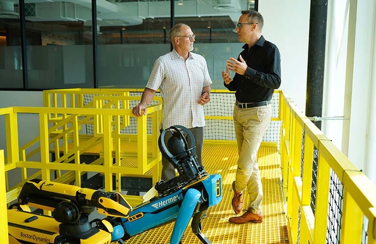Robert Playter, CEO von Boston Dynamics (links) im Gespräch mit Kay Schiebur, Vorstand Services der Otto Group (rechts). © Otto Group