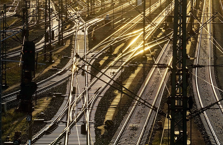 Im Rahmen des umfangreichsten Schieneninfrastrukturprogramms seit der Bahnreform von 1994 setzen der Bund und die Deutsche Bahn auf eine Reihe zentraler Schwerpunkte, um die Qualität und Effizienz des Schienenverkehrs in Deutschland zu steigern. © Deutsche Bahn AG / Volker Emersleben