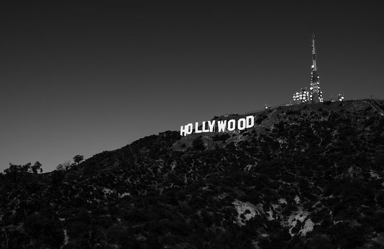Der Arbeitskampf in Hollywood hat die Film- und Fernsehindustrie nahezu lahmgelegt. Nun gibt es eine erste Einigung. Bild von StockSnap auf Pixabay