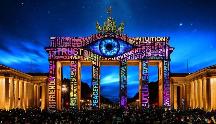 Das Brandenburger Tor erstrahlt in einer faszinierenden 3D-Videomapping-Show beim Festival of Lights. © Festival of Lights