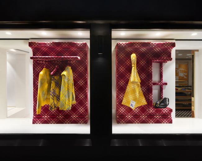 Festlich und stilvoll: Burberry setzt auf Partnerschaften mit renommierten Multilabel-Händlern in den Alpen. © Burberry