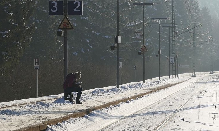 Leere Bahngleise: GDL kündigt erneuten Streik an, was zu einem erneuten Stillstand im Bahnverkehr führt. © Jürgen auf Pixabay