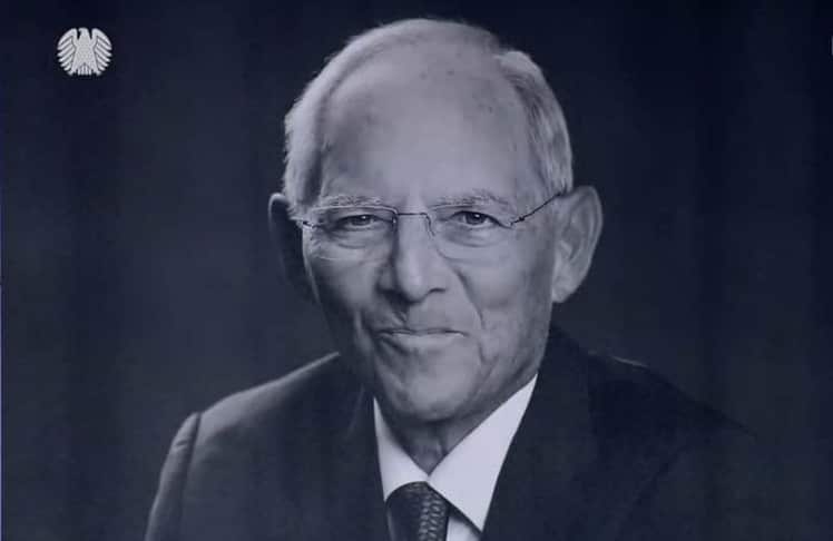 Portrait von Wolfgang Schäuble, zu sehen beim Staatsakt zu seinem Gedenken am 22. Januar 2024 im Bundestag (Bild: Screenshot / Deutscher Bundestag)