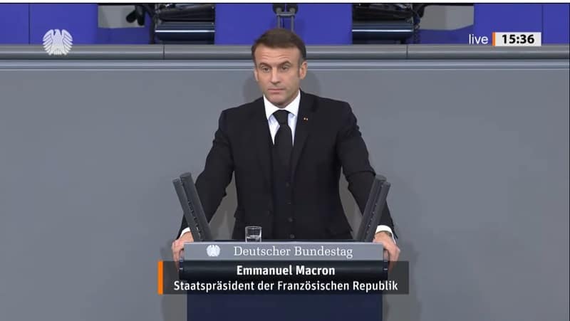 Macron bei seiner Rede im Rahmen des Staatsakts (Bild: Screenshot / Deutscher Bundestag)