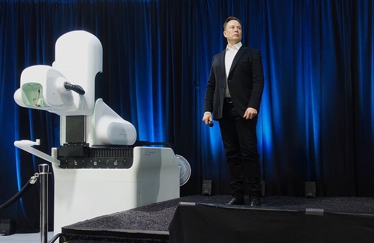 Elon Musk neben einem Modell des Roboters, der die filigrane Operation durchführt (Bild: Steve Jurvetson)