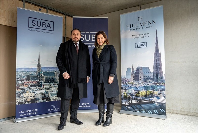 Klemens Hallmann und Münchens Dritte Bürgermeisterin Verena Dietl beim gemeinsamen Besuch der Baustelle