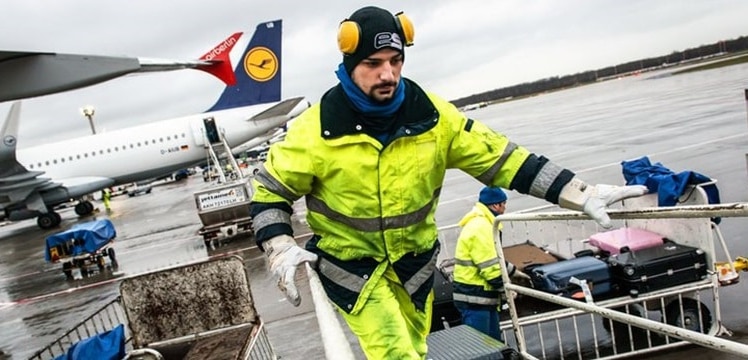 Ein Beschäftigter der Bodenverkehrsdienste bei der Arbeit am Flughafen (Bild: Bernd Hartung / Verdi)