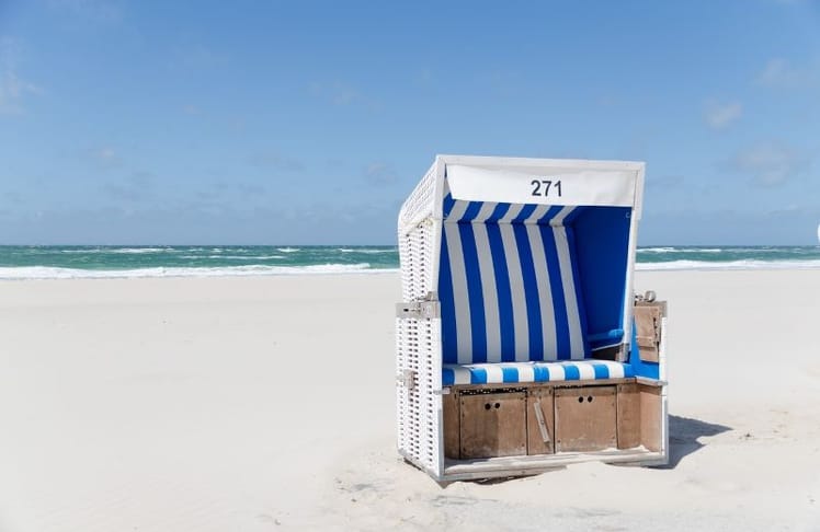Strandkorbidylle auf Sylt: Einsamer Blick auf einen der Top-Strände Europas laut Ranking. © Carsten auf Pixabay