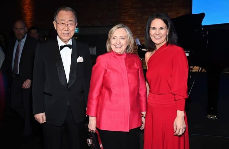 UN-Generalsekretär Ban Ki-moon, die ehemalige US-Außenministerin Hillary Clinton und Grünen-Politikerin Annalena Baerbock setzen sich gemeinsam für Demokratie und Freiheit ein. (Bild: Brauer Photos / J.Reetz)
