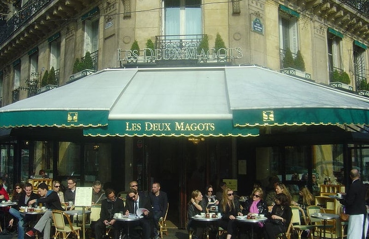 Im Pariser Café Les Deux Magots drückten sich berühmte Intellektuelle die Klinke in die Hand. © Wikipedia Commons, Dimsfikas