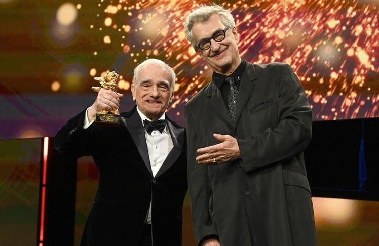 Martin Scorsese in Berlin mit dem Goldenen Ehrenbären für sein Lebenswerk. Die Laudatio hielt Regisseur Wim Wenders. (Bild: Brauer Photos / J.Reetz)