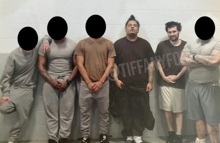 Sam Bankman-Fried, zweiter von rechts, abgebildet mutmaßlich Mitte Dezember 2023 im Metropolitan Detention Center von Brooklyn, New York (Bild: Tiffany Fong / G Lock)