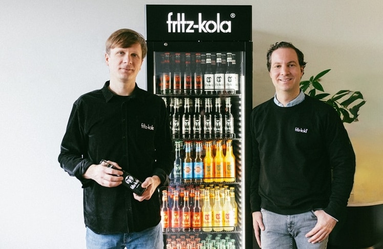 Mitgründer Mirco Wolf Wiegert und Geschäftsführer Florian Weins mit einer der ersten neuen Flaschen (Bild: fritz-kola)