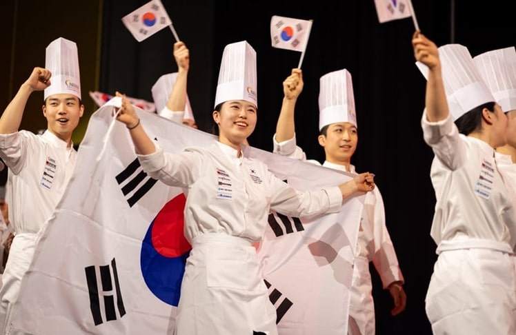 Die südkoreanische Koch-Elite beim feierlichen Einmarsch auf der IKA/Olympiade der Köche am Freitag, 02. Februar 2024 (Bild: IKA/Culinary Olympics)