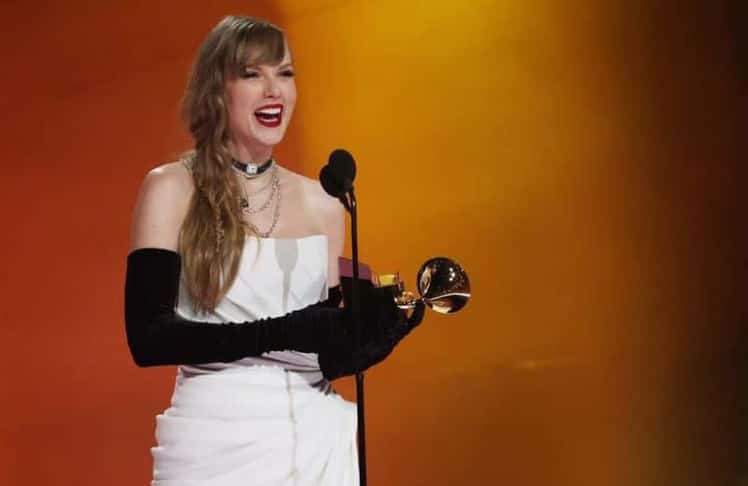 Taylor Swift, die Rekordbrecherin der Grammy Awards 2024, strahlt vor Glück, nachdem ihr Album "Midnights" als "Album des Jahres" ausgezeichnet wurde. Photo: Kevin Mazur/Getty Images for The Recording Academy