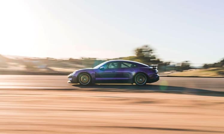 Höchstleistung im Fokus: Die Taycan Turbo GT Modelle von Porsche bieten nicht nur atemberaubende Geschwindigkeiten, sondern auch ein Interieur, das Luxus und Sportlichkeit vereint. © Porsche AG