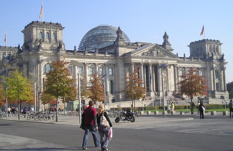 Im Berliner Reichstagsgebäude, auch Titelmotiv der aktuellen KPMG-Studie, müssen die Weichen für einen attraktiveren Standort gestellt werden (Bild: Leadersnet)