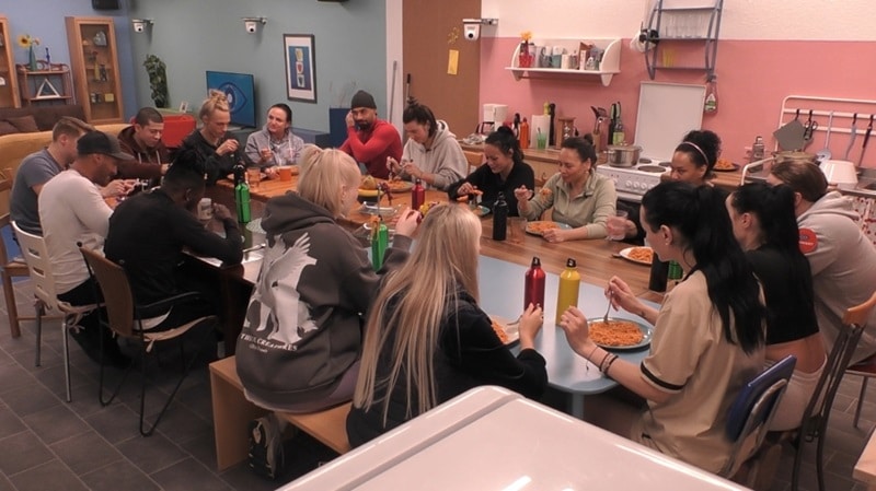 Da waren sie noch komplett: Die Besetzung der diesjährigen Staffel (Bild: Seven.One)