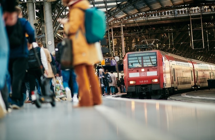 Reisende am Kölner Hauptbahnhof dürfen sich zunächst auf streikfreie Tage verlassen (Bild: Deutsche Bahn AG / Dominic Dupont)