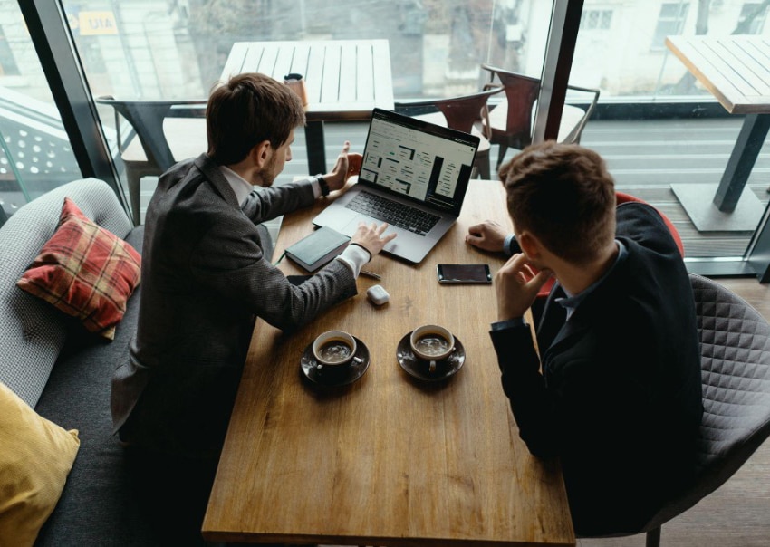 Geschäftsmänner vorm Laptop