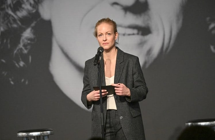 Nicole Reuther, Tochter von Musiklegende Frank Farian, hielt eine Rede zu Ehren ihres Vaters bei der Trauerfeier in der Heeresbäckerei in Berlin am 04.03.2024.
Foto: BrauerPhotos / O.Walterscheid