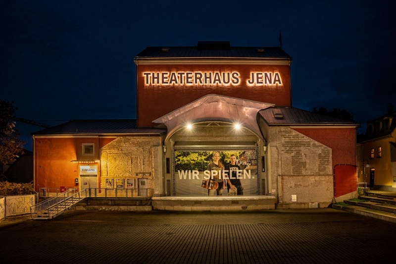 Auf dem Theatervorplatz findet das Sommertheater statt (Bild: Joachim Dette)
