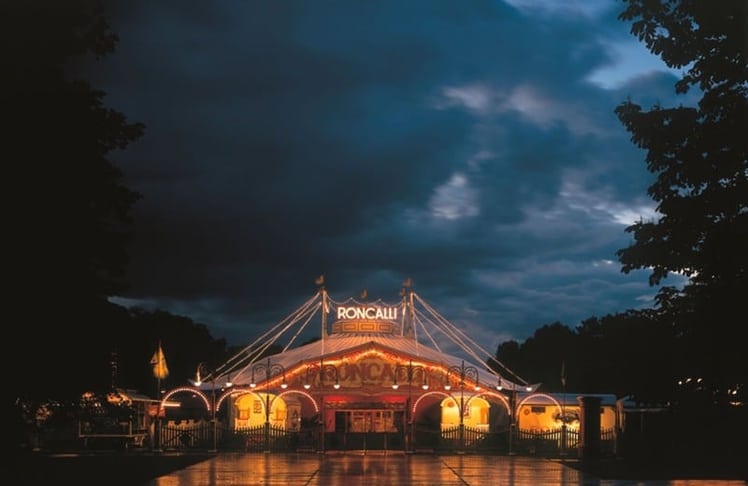 Draußen dunkel, drinnen bunteste Unterhaltung: Roncalli kehrt nach Köln zurück (Bild: Circus-Theater Roncalli)