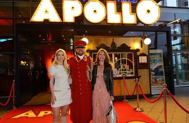  Apollo-Premiere: Schauspielerin Viviel Wulf und N-TV Moderatorin Mara Bergmann gemeinsam auf dem roten Teppich. © Uwe Erensmann