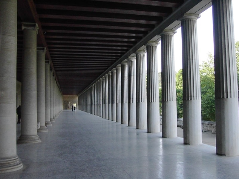 Die rekonstruierte Stoa des Attalos auf der Athener Agora war Unterzeichnungsort des Beitrittsvertrags 2003 (Bild gemeinfrei)