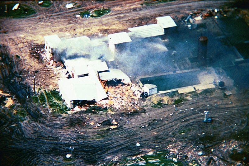 Die Siedlung der Branch Davidians wird gestürmt (Bild: FBI / gemeinfrei)