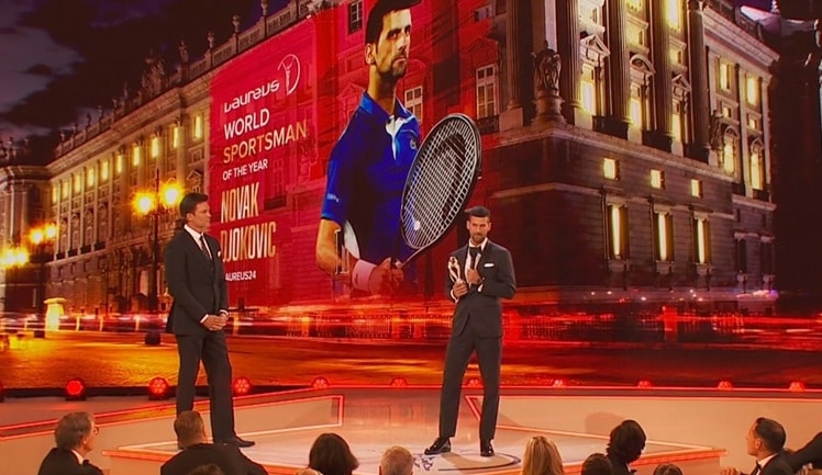 Novak Djokovic am Montagabend auf der Bühne in Madrid (Bild: Laureus World Sports Awards / Eurosport)