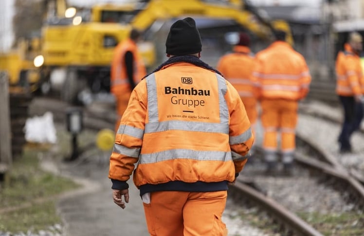 Mitarbeiter der DB Bahnbau Gruppe bei Gleisbauarbeiten (Bild: Deutsche Bahn AG / Pablo Castagnola)