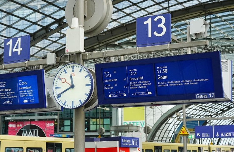 Ein Schritt Richtung grünerer Bahnhöfe: Der Zugzielanzeiger ZIM am Berliner Hauptbahnhof verbindet Fortschritt mit Umweltschutz. © Deutsche Bahn AG / Volker Emersleben