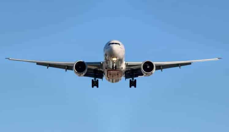 Fliegen wird teurer: Im Mai steigen die Flugpreise aufgrund der erhöhten Luftverkehrssteuer, die zur Deckung staatlicher Haushaltsdefizite beitragen soll.  (Foto: Emanuviews auf Unsplash)