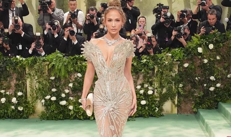 Jennifer Lopez in einem durchscheinenden Schiaparelli-Kleid, verziert mit Perlen und Strasssteinen, auf der Met Gala 2024.
Foto Screenshot Youtube.