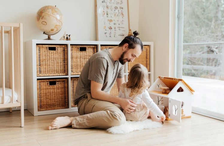 Kochen, Waschen, Putzen und Kinderbetreuung – Väter von heute übernehmen vielfältige Aufgaben im Haushalt. (Foto: Tatiana Syrikova auf Pexels)