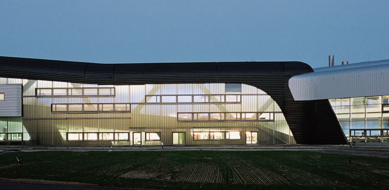 Das BMW Werk Leipzig, entworfen von Zaha Hadid Architects, mit Fokus auf Transparenz und Effizienz. © BMW Group