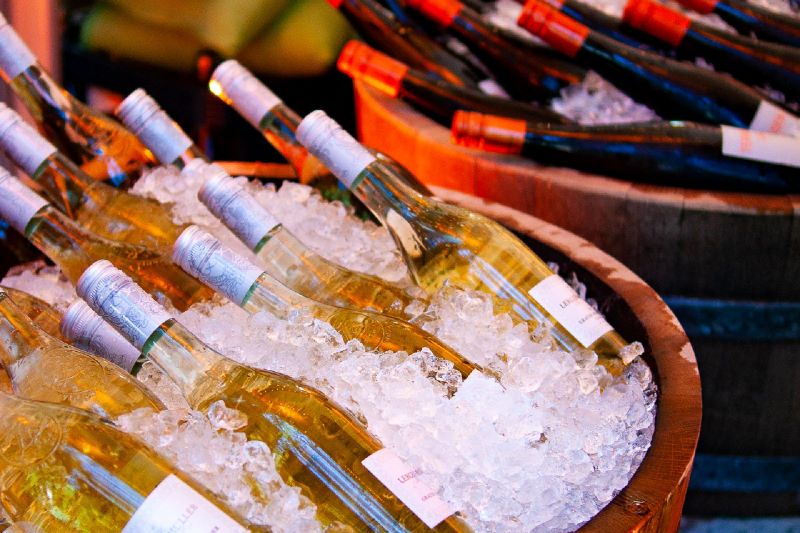 Erlesene Weine von regionalen Winzern: Vielfalt und Qualität stehen im Mittelpunkt des Weinangebots auf dem Gourmet-Festival an der Königsallee. © Gourmet Festivals