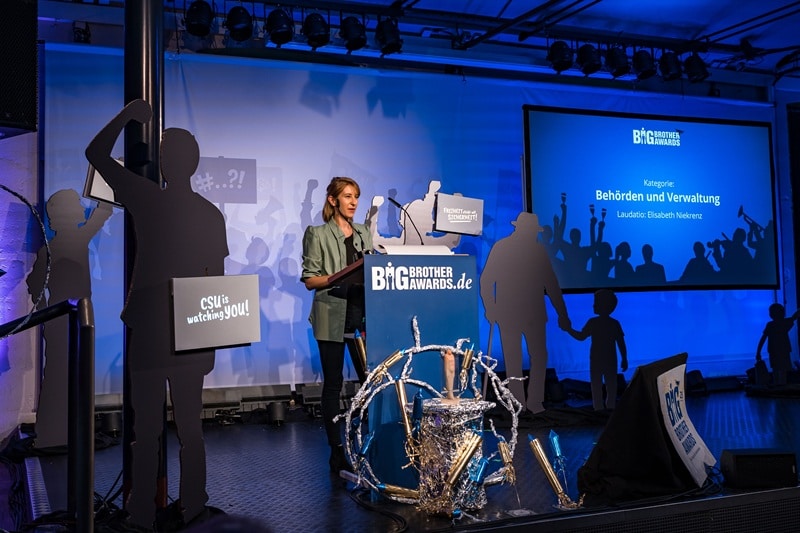 Elisabeth Nikrenz bei ihrer Laudatio auf Bundesinnenminister Alexander Dobrindt, der in der Kategorie "Behörden und Verwaltung" ausgezeichnet wurde (Bild: Inflac nach CC-BY-SA 4.0)