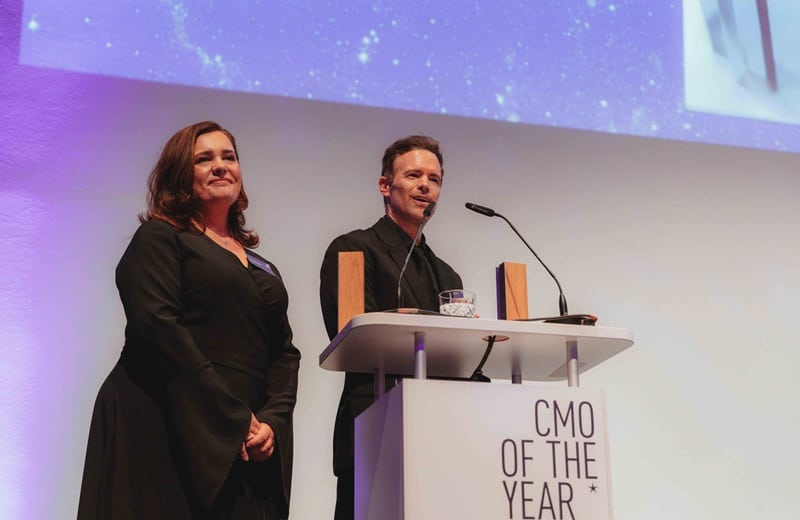 Die beiden CMOs des Jahres auf der Bühne (Bild: Serviceplan Group)