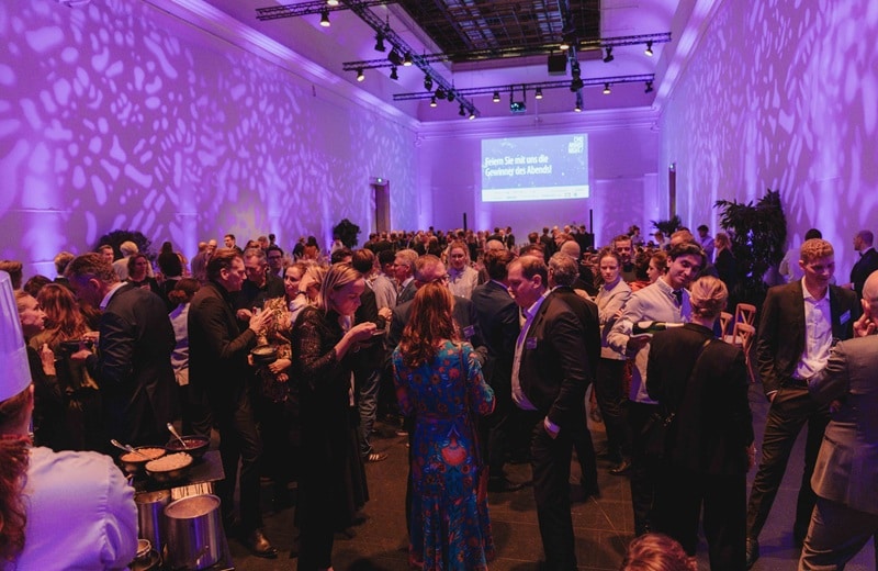 Wohlverdiente Party zum Abschluss (Bild: Serviceplan Group)