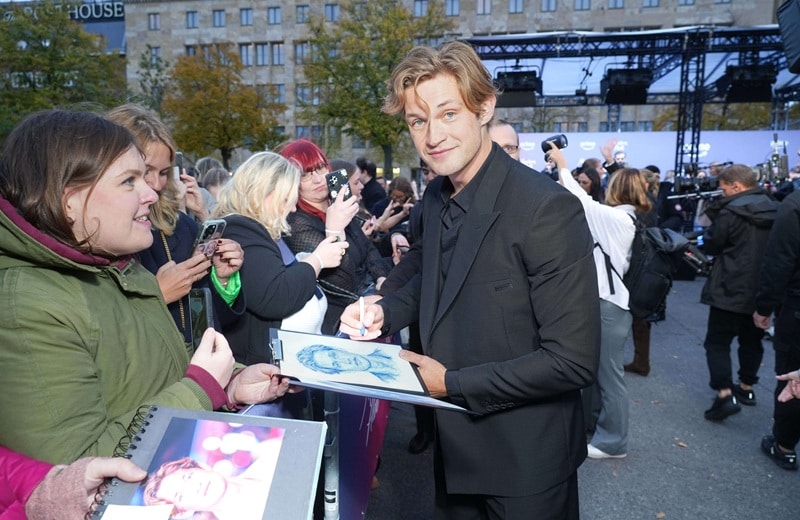 Damian Hardung widmet sich den anwesenden Fans (Bild: Brauer Photos / J. Harrell)