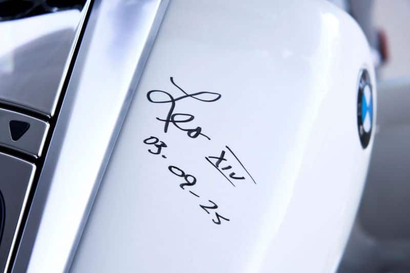 Signatur von Papst Leo XIV. auf der BMW R18, versteigert bei Sotheby’s. © BMW Group