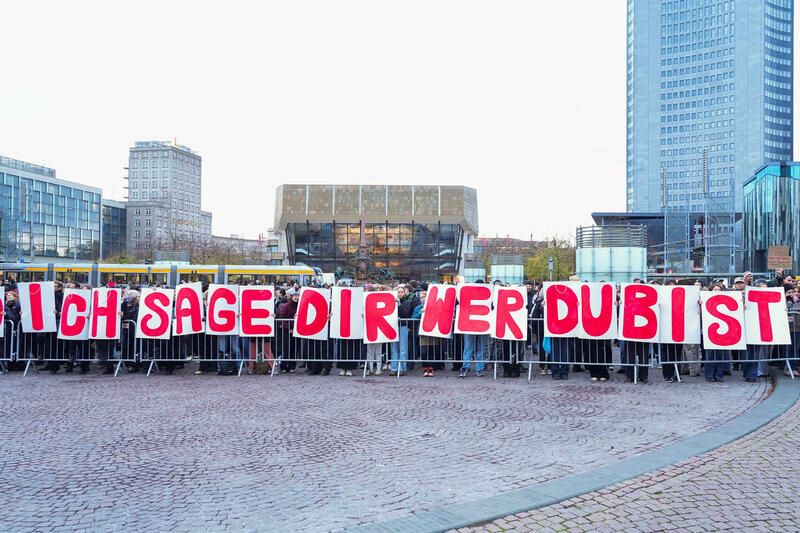 Demonstrationen vor der Leipziger Oper gegen Opernball-Auftritt von Rammstein-Sänger Till Lindemann sorgen für Schlagzeilen. © BrauerPhotos/J.Harrell